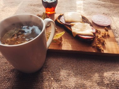 Masadaki konilerden reçel