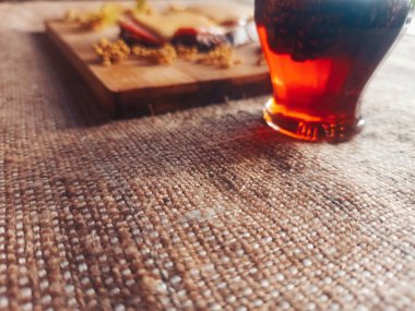 Masadaki konilerden reçel