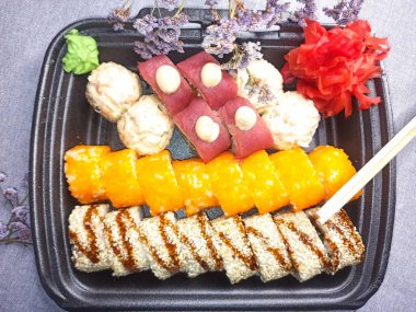 Tabakta lezzetli suşi var.