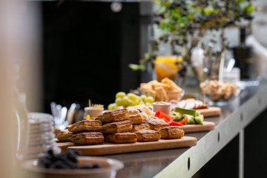 Yemek büfesinde lezzetli bir hamur işi. Kahve molası, iş görüşmesi. Seminerdeki iş adamı ve iş kadını için kahve, çay, fırın ve tatlılar.