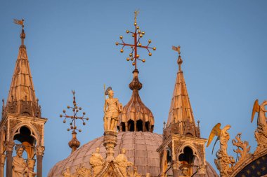 St. Mark Bazilikası, San Marco Bazilikası 'na yakın gün batımında. İtalya, Venedik 'teki St. Marc Meydanı' ndaki Basilica di San Marco 'nun mimari detayları.