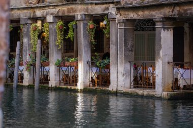 Venedik 'te bir kanala yakın bir restorana bak. Restoranın dış planı, Venedik.