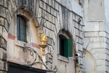 Altın başlı eczacı, Venedik 'in en göze batmayan detaylarından biri. Altın Kafa, eczacı işareti, Rialto, Venedik, İtalya
