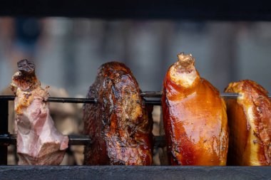 Prag 'da kızarmış domuz eti. Çek Cumhuriyeti Prag Caddesi 'nde domuz eti ateşte kızartılıyor.