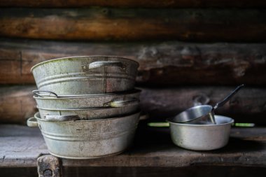 Eskimiş çinko yıkama leğenleri dumanlı saunada. Duman saunasında çinko lavaboları yıkıyor..