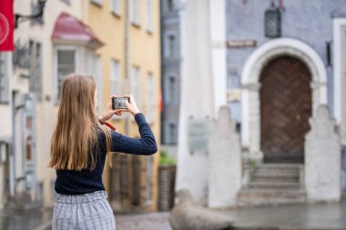Çalışmalardaki teknoloji. Açık hava öğrenimi. Çalışmalardaki teknoloji. Smartphone, iPad, teknoloji kullanan bir öğrenci. Yağmurlu gün.