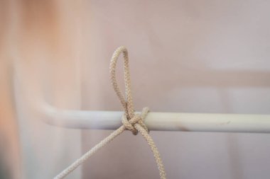 Haydutların halat düğümü direğin etrafına bağlanmış. İp düğümü Eşkıyalar, bir direğin etrafına bağlanmış hızlı çekiş için kullanılır, yakın çekim görüntüsü.