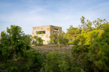Lbenina, Estonya 'daki eski Sovyet Sınır Koruma Gözlem Merkezi. Estonya 'daki Sovyet işgali sırasında sınır muhafızlığı yapan bina doğayla çevrili..