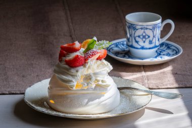 Çilekli Lezzetli Pavlova Tatlısı. Yaz estetiği arka planda kalır. Krema bazlı tatlı. Çilekli mini Pavlova.