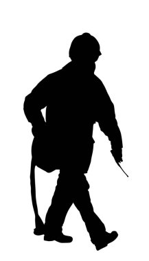 Beyaz arka planda izole edilmiş itfaiye hortumu vektör silüeti olan itfaiyeci. Görevdeki itfaiyeci kaskını koruyor. Müdahale sonrası itfaiyeci ekipman taşır. Ateş denetimi eğitimi