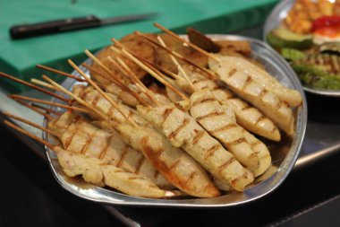 Kızarmış souvlaki geleneksel Yunan yemeği imajı. Çubuk fotoğrafta tavuk ya da domuz eti.