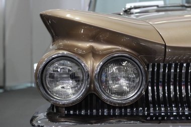 Klasik araba lambası fotoğrafı, klasik retro araba görüntüsü. Eski zaman aracı.