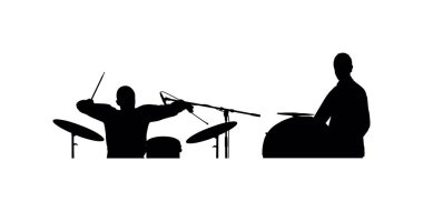 Geleneksel davulcu vektör silueti ile rock 'n roll düeti izole edildi. Müzisyenler sahnede davul çalar. Süper star müzik folklor konserine karşı. Davulcular.