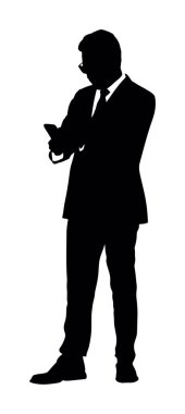 Cep telefonu konuşma vektör silueti olan bir iş adamı izole edildi. Süit kravatlı yakışıklı adam. Zarif erkek menajer konuşuyor. Yuppie 'nin müşteriyle randevusu var. İş sözleşmesi iletişimi.