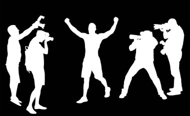 Paparazzi fotoğrafçıları MMA dövüşçülerinin fotoğrafını kapatıyorlar galibiyet vektör siluetini yalıtılmış olarak kutluyorlar. Spor adamı kollarını açtı. Nihai erkek başarısı fanatik fit çocuk laud Glory oyunu kazandı.