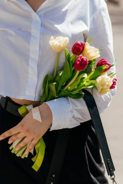 Kadın elinde bir buket renkli lale tutuyor. Yüksek kalite fotoğraf