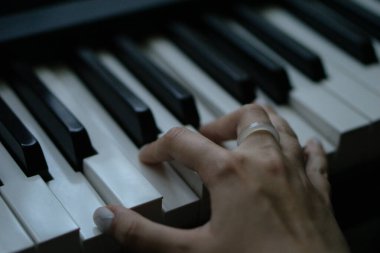 Piyano çalan kişi siyah-beyaz klasik müzik çalar. Yüksek kalite fotoğraf