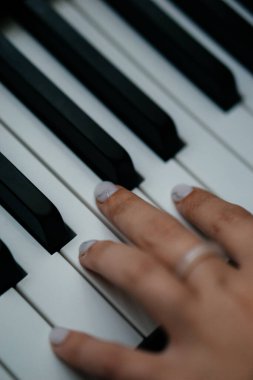 Piyano çalan kişi siyah-beyaz klasik müzik çalar. Yüksek kalite fotoğraf