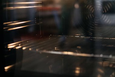 Elektrikli fırın mutfak teknisyeni. Yüksek kalite fotoğraf