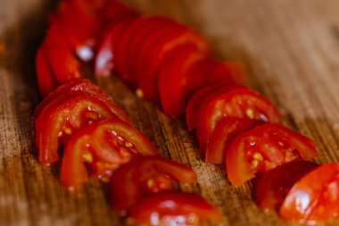 Bir şef domatesi kesme tahtasının üzerinde bıçakla kesiyor. Yüksek kalite fotoğraf