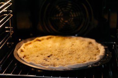 Elektrikli fırında peynirli pizza pişirmek. Yüksek kalite fotoğraf