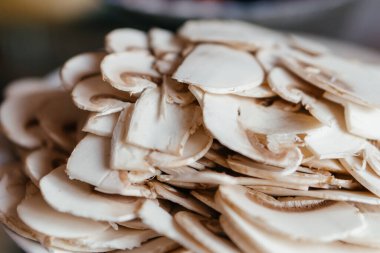 Ev restoranında güzel mantar pişirmek sağlıklıdır. Yüksek kalite fotoğraf