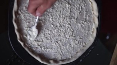 Ev yapımı pizza pişirmek. Yüksek kaliteli FullHD görüntüler
