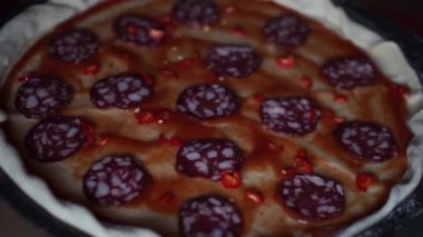 Ev yapımı pizza pişirmek. Yüksek kaliteli FullHD görüntüler