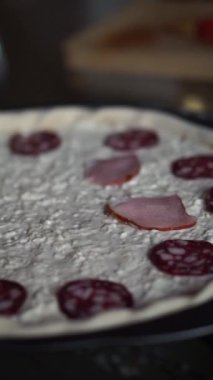 Ev yapımı pizza pişirmek. Yüksek kaliteli FullHD görüntüler