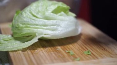 Yemek pişirmek evde sağlıklı yemek yapmak. Yüksek kaliteli FullHD görüntüler