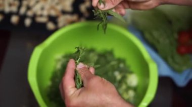 Yemek pişirmek evde sağlıklı yemek yapmak. Yüksek kaliteli FullHD görüntüler