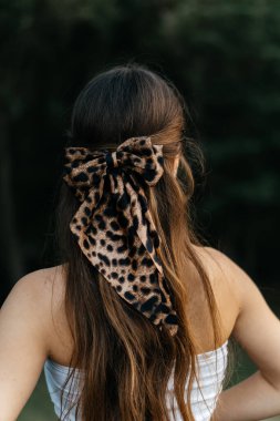 Orman parkındaki ağaçlar ve çimen doğasında rüya gibi genç bir kadın. Yüksek kalite fotoğraf