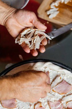 Etli pizza yapmak hamura malzeme koymak. Yüksek kalite fotoğraf