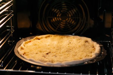 Elektrikli fırında peynirli pizza pişirmek. Yüksek kalite fotoğraf