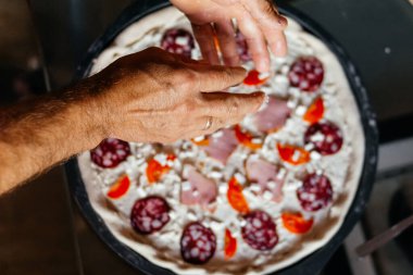 Ev yapımı taze pizza malzemesi yapıyorum. Yüksek kalite fotoğraf