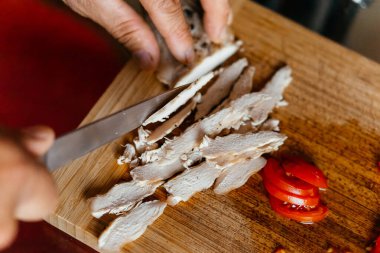 Kesme tahtasındaki domatesleri e-bıçakla doğramak. Yüksek kalite fotoğraf
