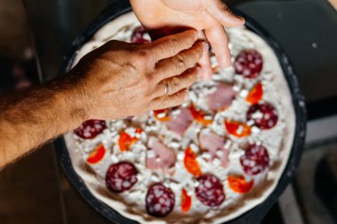 Ev yapımı taze pizza malzemesi yapıyorum. Yüksek kalite fotoğraf