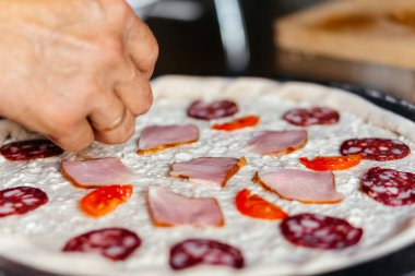 Ev yapımı taze pizza malzemesi yapıyorum. Yüksek kalite fotoğraf