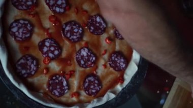 Ev yapımı pizza pişirmek. Yüksek kaliteli FullHD görüntüler