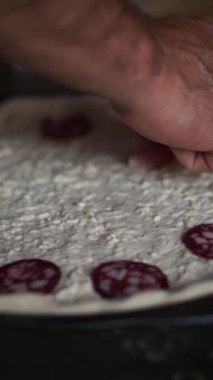 Ev yapımı pizza pişirmek. Yüksek kaliteli FullHD görüntüler