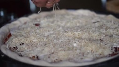 Ev yapımı pizza pişirmek. Yüksek kaliteli FullHD görüntüler