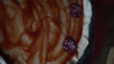 Ev yapımı pizza pişirmek. Yüksek kaliteli FullHD görüntüler