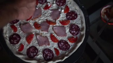 Ev yapımı pizza pişirmek. Yüksek kaliteli FullHD görüntüler