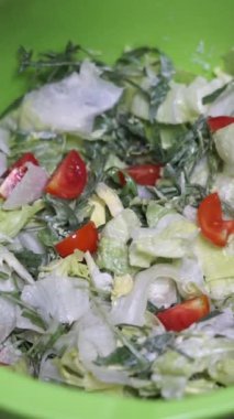 Yemek pişirmek evde sağlıklı yemek yapmak. Yüksek kaliteli FullHD görüntüler