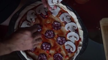 Ev yapımı pizza pişirmek. Yüksek kaliteli FullHD görüntüler