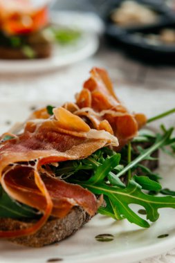 Kahvaltı için sağlıklı yemek pişirmek. Kaliteli fotoğraf yiyen sabah mutfağı