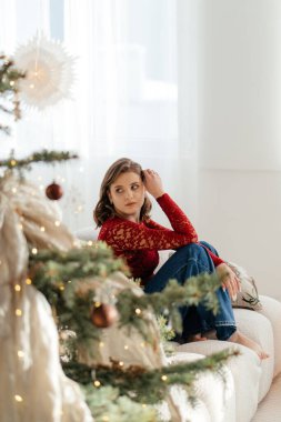 Noel 'de bir kadın, Noel Baba' yla süslenmiş bir romla. Yüksek kalite fotoğraf
