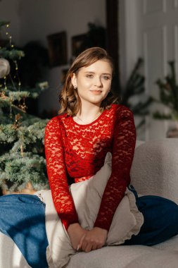 Noel 'de bir kadın, Noel Baba' yla süslenmiş bir romla. Yüksek kalite fotoğraf