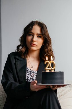 Taçlı şık bir genç kadın, içinde altın 