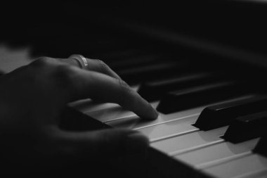 Piyano çalan kişi siyah-beyaz klasik müzik çalar. Yüksek kalite fotoğraf